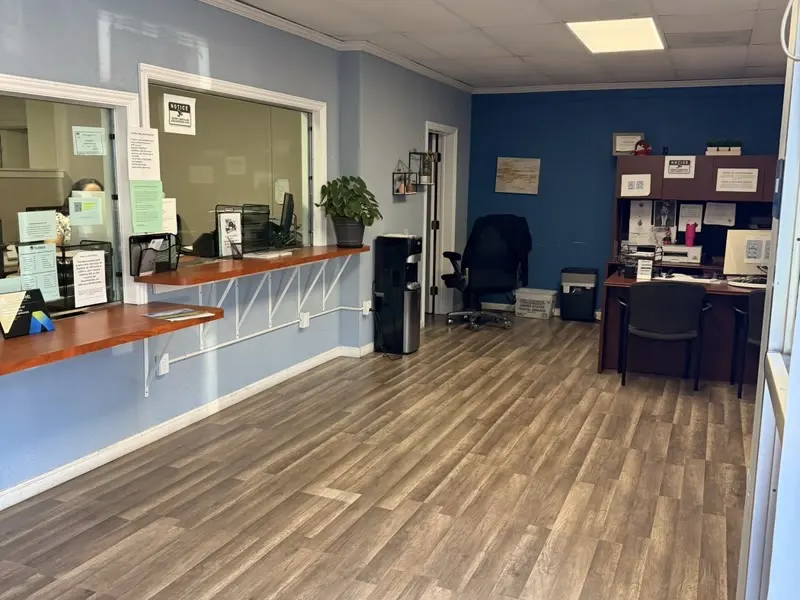 Inside our San Rafael office — Interior de nuestra oficina en San Rafael